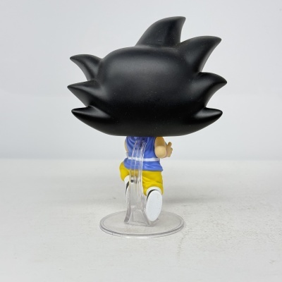 Figura colecionável de vinil vista de trás com cabelo preto pontudo e roupa colorida