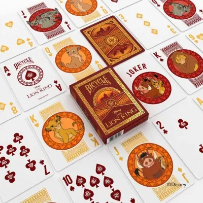Baralho de cartas The Lion King da Bicycle com personagens Disney em fundo branco e caixa vermelha