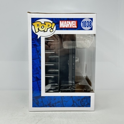 Embalagem de brinquedo POP! Marvel 1038 com janela transparente e fundo azul em padrão de banda desenhada