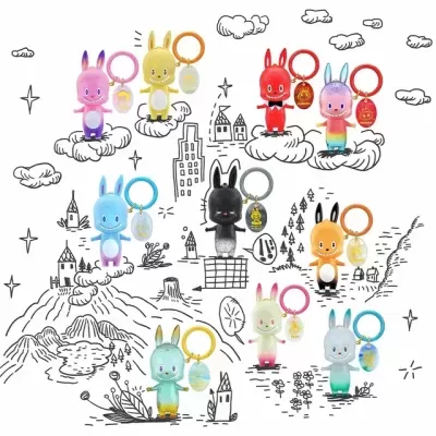 Chaveiros de coelho de pelúcia coloridos com argolas e etiquetas, sobre desenho de paisagem e edifícios em preto e branco