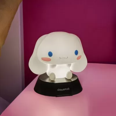 Abajur de personagem Cinnamoroll branco com base preta em superfície rosa