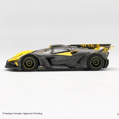 Miniatura de carro desportivo preto e amarelo com padrão de fibra de carbono.