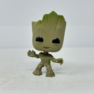 Figura de vinil Groot em pose de dança com textura madeira