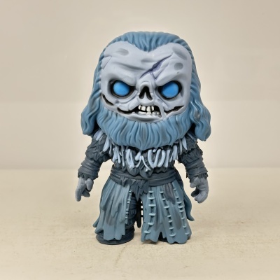 Figura estilizada cinzenta e azul com olhos azuis