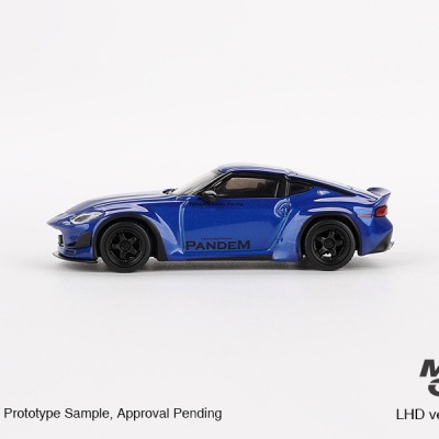Miniatura de carro desportivo azul com texto PANDEM na lateral