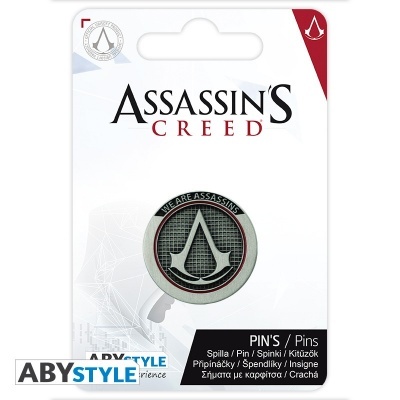 Pin redondo de Assassin's Creed com símbolo e frase em embalagem branca com nome do jogo