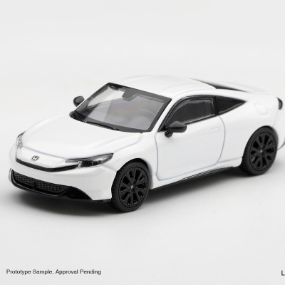 Miniatura de carro desportivo branco com detalhes pretos, em fundo branco