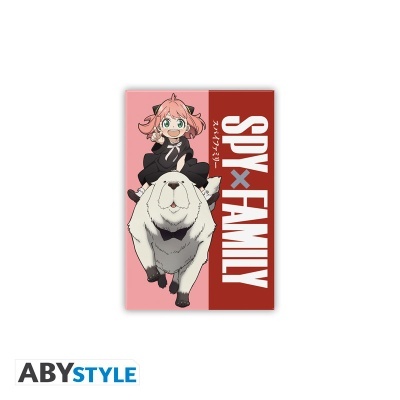 Capa impressa com ilustração da personagem Anya e um cão branco, texto SPY x FAMILY em fundo rosa e vermelho.