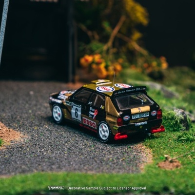 Miniatura de carro de rally com autocolantes Esso numa estrada de terra em diorama