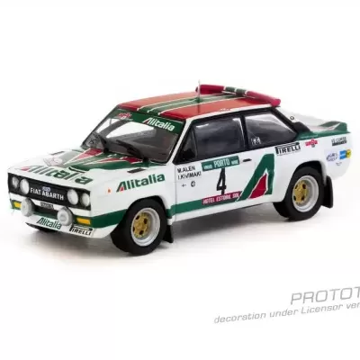 Miniatura de carro de rali FIAT ABARTH decorado em verde, branco e vermelho com o número 4