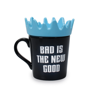 Caneca preta com texto branco e tampa azul em forma de coroa