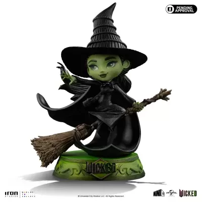 Figura colecionável de bruxa em preto com pele verde e vassoura sobre base verde WICKED
