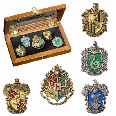 Pins de metal das casas de Hogwarts em caixa de madeira