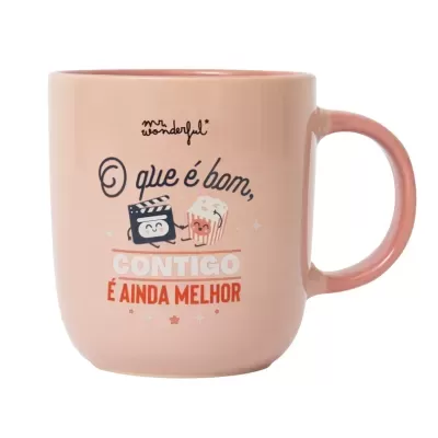 Caneca rosa com texto e ilustrações de claquete e pipocas