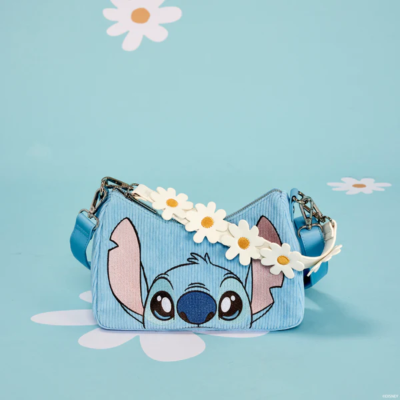 Bolsa azul com estampa do Stitch e alça com flores em fundo azul com flores
