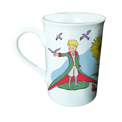 Caneca branca com ilustração do Pequeno Príncipe, pássaros, girassol e borboleta.