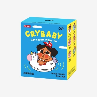 Embalagem azul e amarela para brinquedo colecionável Crybaby Vacation Mode On da POP MART com personagem em colchão flutuante unicórnio