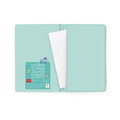 Caderno aberto azul claro com etiqueta decorativa e bolso interior