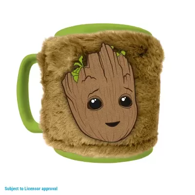 Caneca verde com tecido castanho felpudo e desenho de personagem de madeira sorridente