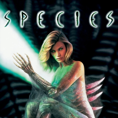Mulher com braço mecânico e partes metálicas, texto SPECIES em fundo escuro