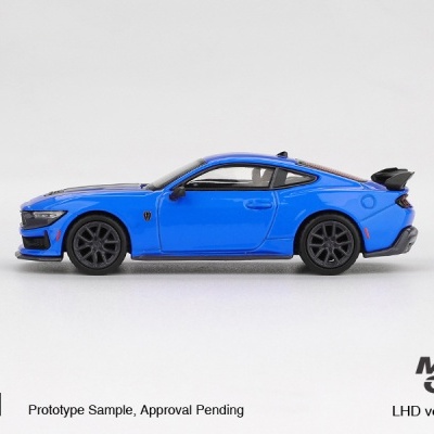 Miniatura de carro desportivo azul com asa traseira preta sobre fundo branco