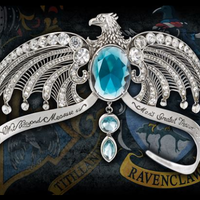 Broche de águia prateada com pedras e gemas azuis sobre brasão Ravenclaw