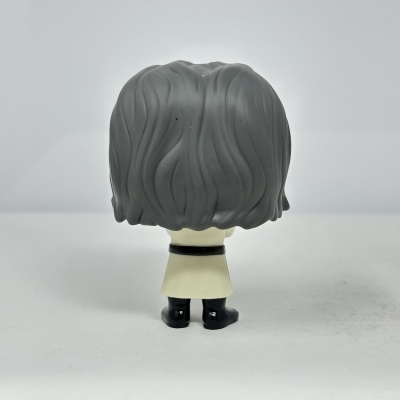 Figura Funko Pop vista de trás com cabelo cinzento e casaco bege