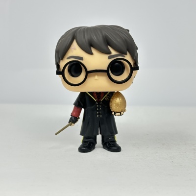 Figura colecionável de vinil do personagem Harry Potter com túnica preta e ovo dourado
