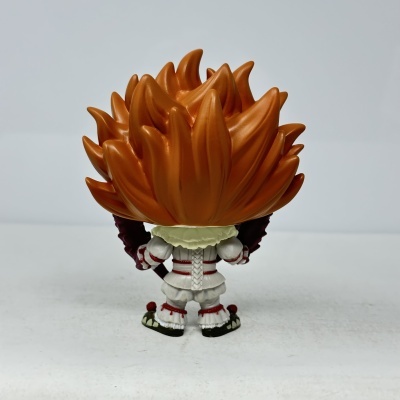 Figura Funko Pop em vinil com cabelo castanho alaranjado espetado e roupa branca com detalhes vermelhos vista de costas