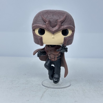 Figura Funko Pop com capacete castanho e roupa castanha com capa preta