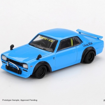 miniatura de carro desportivo azul com asa traseira e letras Liberty Walk