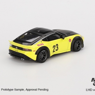 Miniatura de carro desportivo amarelo e preto com número 23