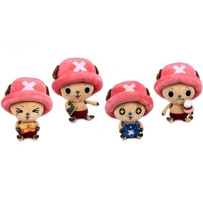 Quatro peluches do personagem Chopper com chapéu rosa e cruz branca, cada um com expressão e acessórios diferentes.