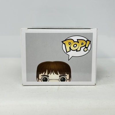 Caixa branca com imagem de personagem POP! com cabelo castanho e óculos.