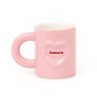 Caneca rosa com coração em relevo e texto Amore