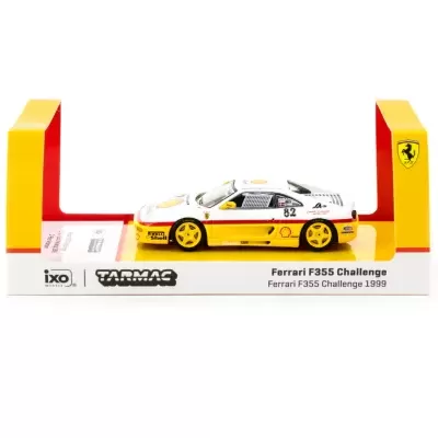 Miniatura de Ferrari F355 Challenge 1999 em caixa de exposição branca e amarela