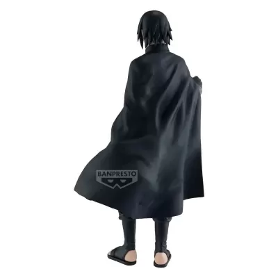 Figurina de personagem anime de costas com capa preta e sandálias pretas