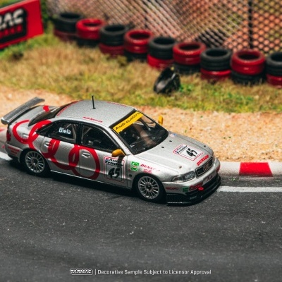 Miniatura de Audi Quattro prateado com detalhes vermelhos, número 45 e texto Biela