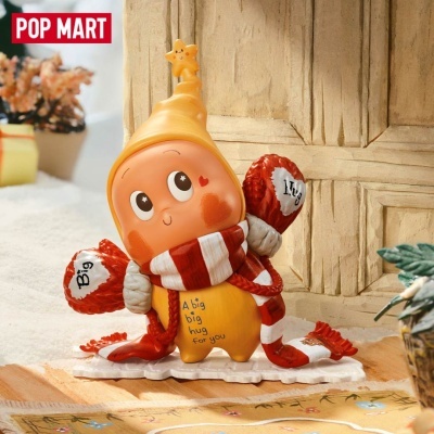 Figura decorativa amarela com cachecol vermelho e branco e texto inspirador