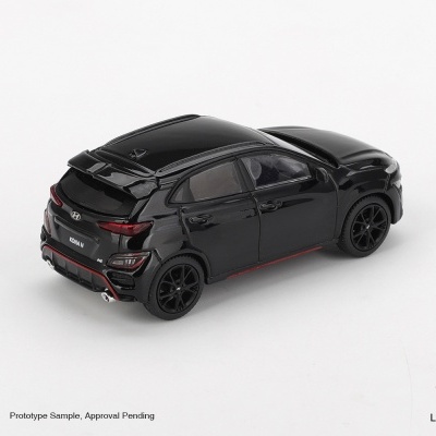 Modelo em miniatura de um carro Hyundai Kona N preto com detalhes vermelhos