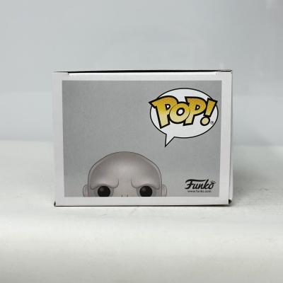Caixa branca de Funko Pop com imagem ilustrada de figura cinzenta e olhos grandes