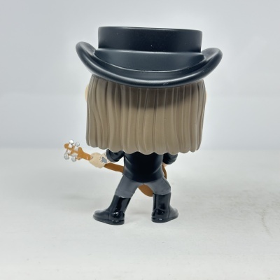 Figurinha de vinil com chapéu preto e guitarra de costas
