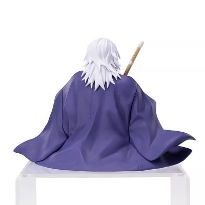 Figurina com manto roxo e cabelo branco sentada