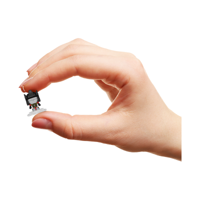 Mão segurando figura em miniatura de personagem preto e cinza com detalhes vermelhos