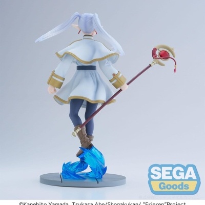 Figura colecionável de personagem com capa branca e cajado vermelho em base cinza com efeito de água azul
