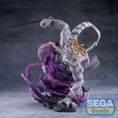 Estatueta de personagem com chifres e espada em efeitos roxos, base rochosa, logo SEGA Goods