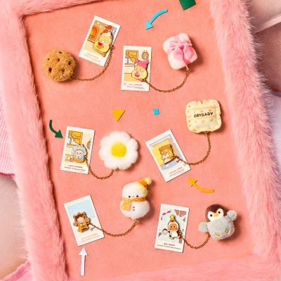 Pins decorativos com pelúcias de personagens e objetos sobre fundo rosa felpudo