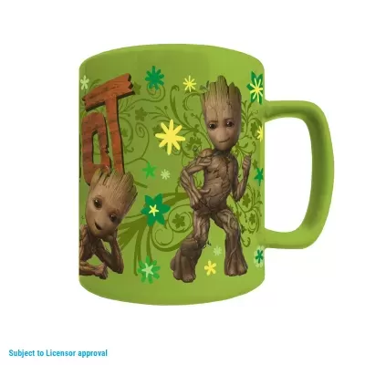 Caneca verde com personagens do filme Guardiões da Galáxia em textura de madeira