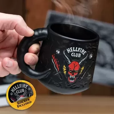 Caneca preta com design de crânio vermelho e texto Hellfire Club