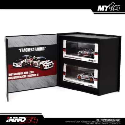 Caixa preta com duas miniaturas de carros Toyota Corolla AE86 Levin e Mitsubishi Lancer Evolution III em branco com detalhes vermelhos e pretos